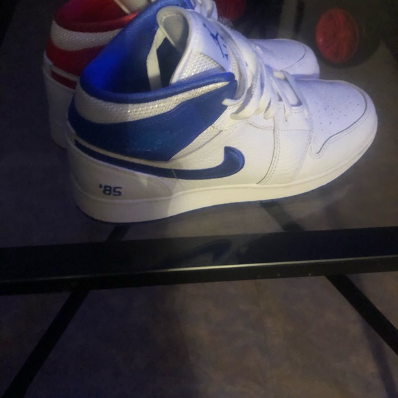 never been wore(only tried on)Nike mid rise,air Jordan limited edition red/blue - Picture 5 of 5